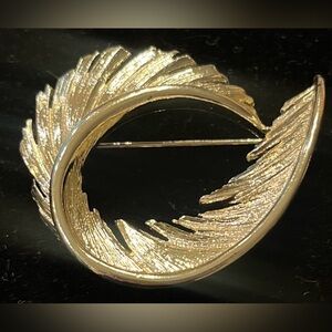 Vintage Signed Lisner Feather swirled Brooch - Women's Jewelry